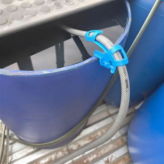 Клипса с фиксатором и перегибом под трубку 16 мм Клипса с фиксатором и перегибом под трубку 16 мм